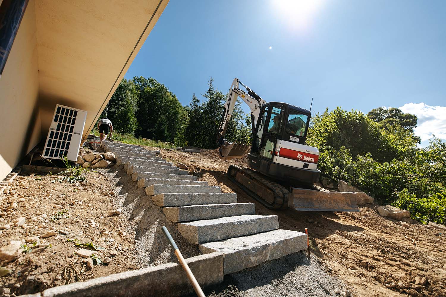 Photo de la société CONDOLO TP entrain de réaliser un aménagement extérieur d'escaliers en pierre