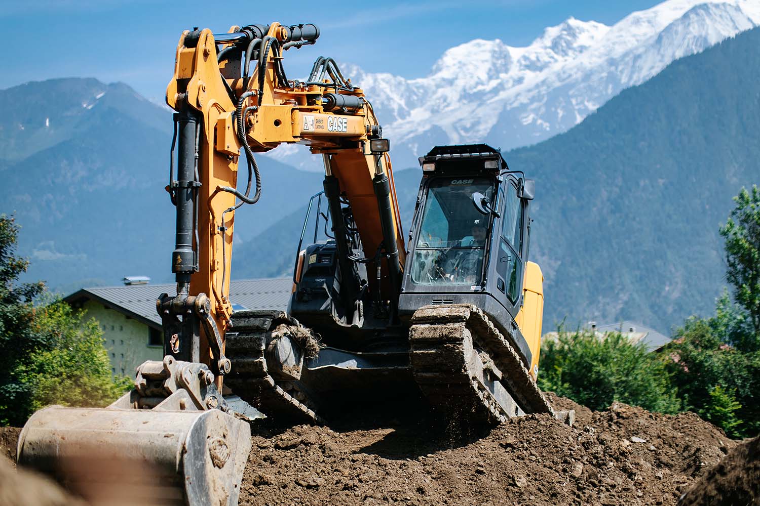Photo d'une pelleteuse face au Mont-Blanc