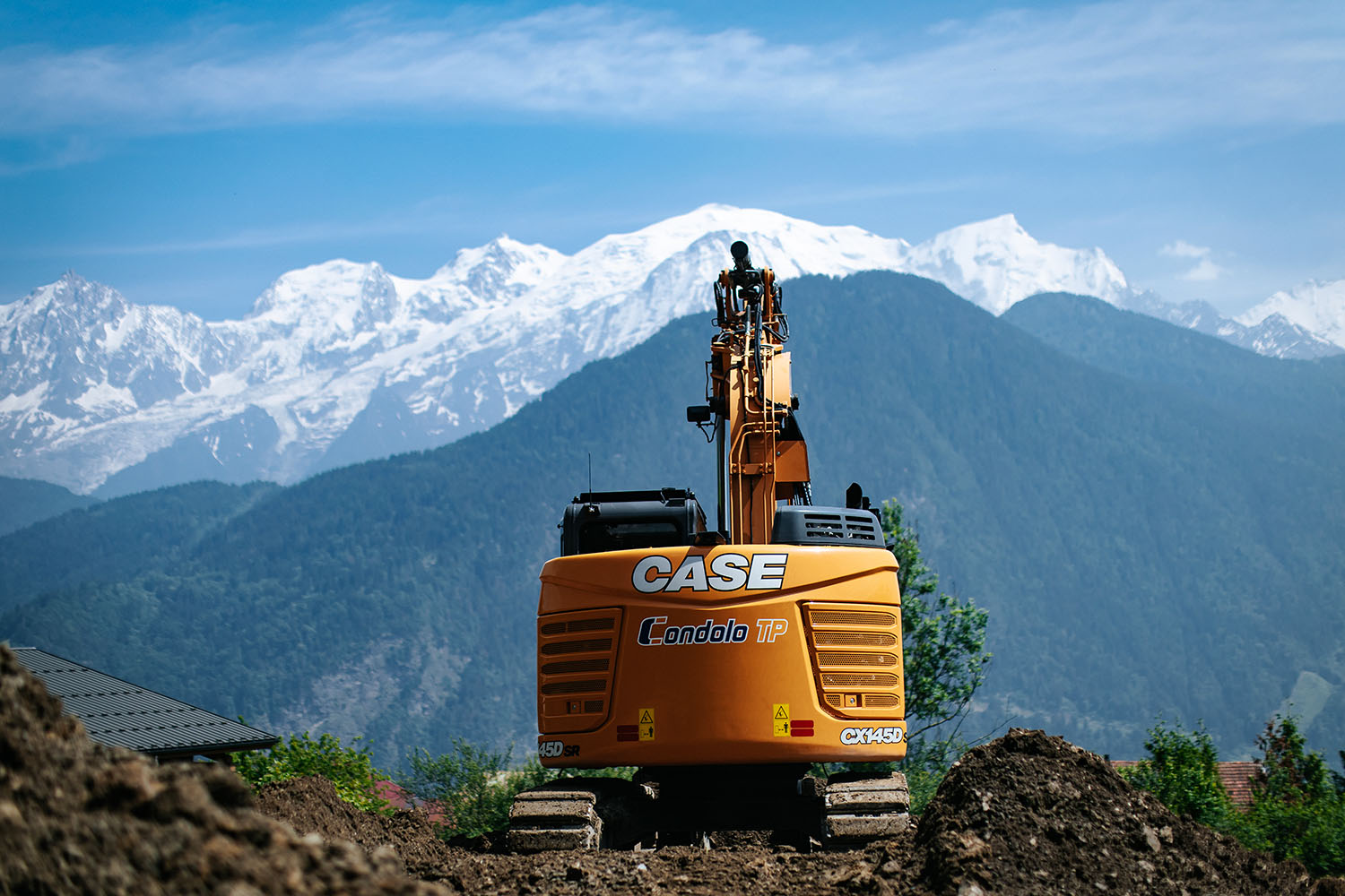 Photo d'une pelleteuse faca à la chaîne de montagne du Mont-Blanc
