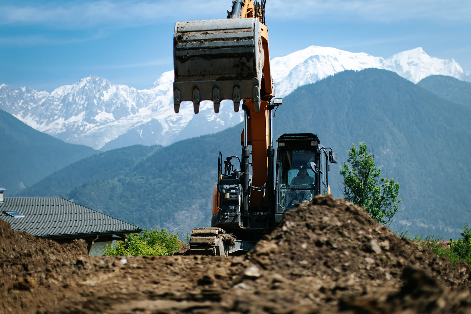 Photo d'une pelle de chantier de la société CONDOLO TP devant la chaîne du Mont-Blanc
