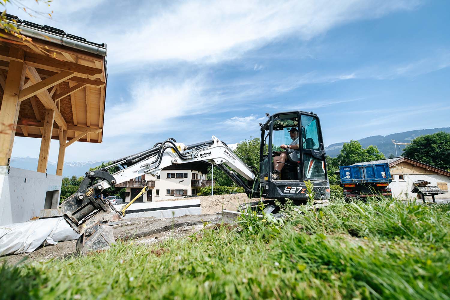Photo d'une petite pelleteuse blanche - société CONDOLO TP